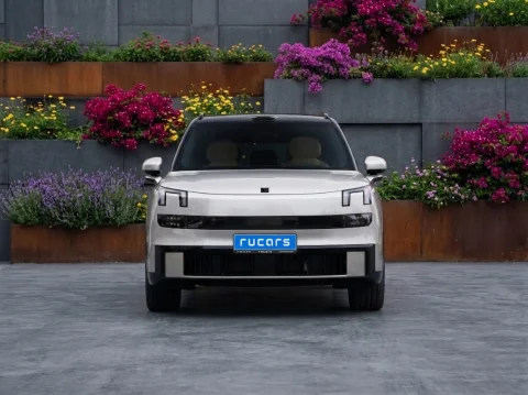 Lynk & Co 900